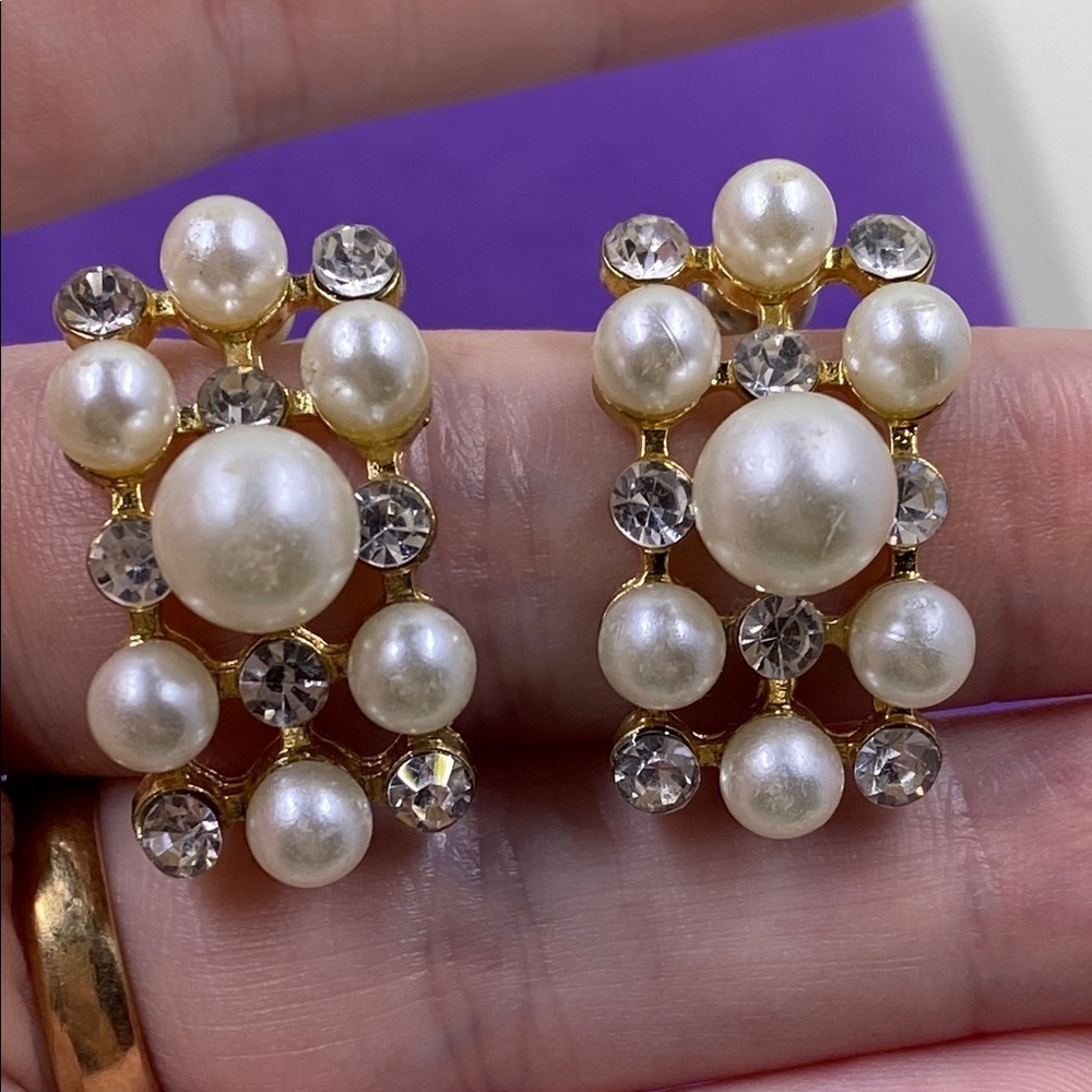 💛 Elegant Gold and Pearl Earrings - Picture 3 of 4
